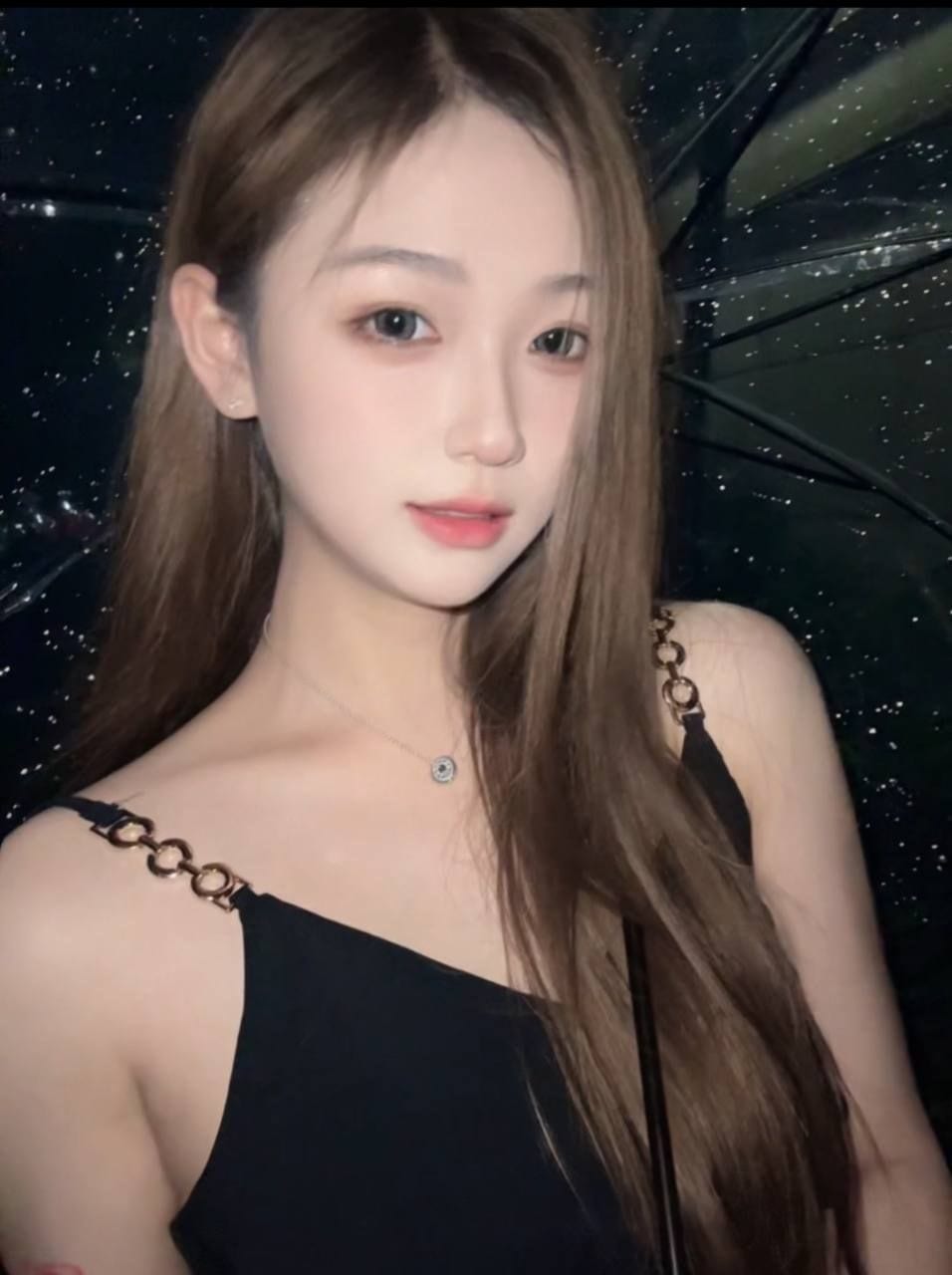 广东省东莞市微胖女教师的销魂课差点把我榨干。的公开照片