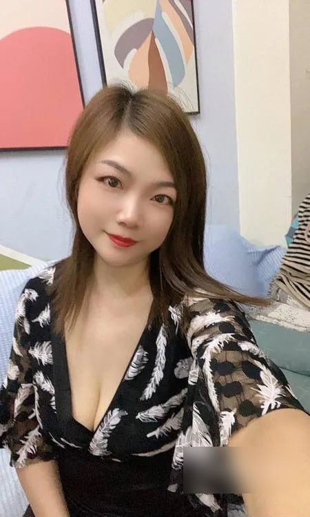 四川省成都市二仙桥地铁站大奶服务少妇的公开照片